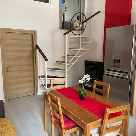 אתונה Comfy Apartment With Low Ceiling Attic מראה חיצוני תמונה