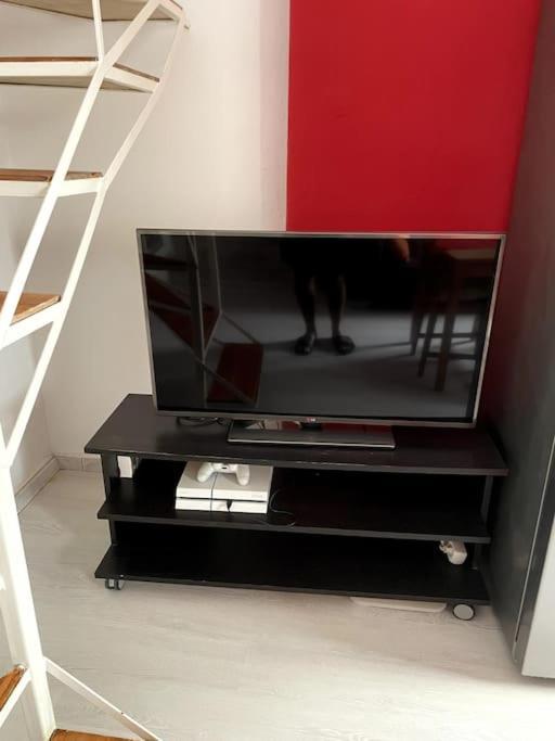 אתונה Comfy Apartment With Low Ceiling Attic מראה חיצוני תמונה