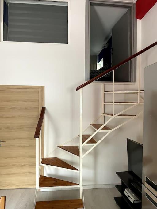 אתונה Comfy Apartment With Low Ceiling Attic מראה חיצוני תמונה