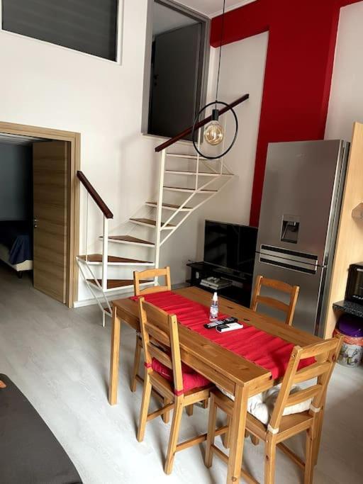 אתונה Comfy Apartment With Low Ceiling Attic מראה חיצוני תמונה