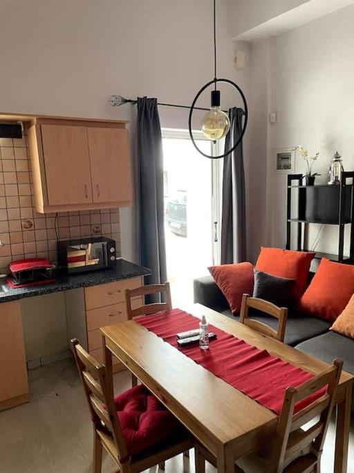 אתונה Comfy Apartment With Low Ceiling Attic מראה חיצוני תמונה