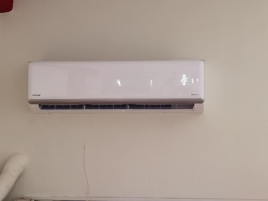 אתונה Comfy Apartment With Low Ceiling Attic מראה חיצוני תמונה
