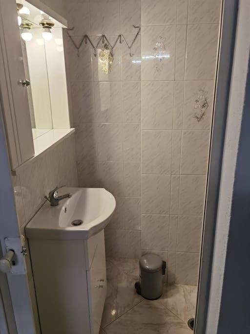 אתונה Comfy Apartment With Low Ceiling Attic מראה חיצוני תמונה
