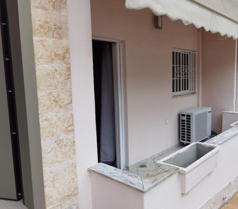 אתונה Comfy Apartment With Low Ceiling Attic מראה חיצוני תמונה