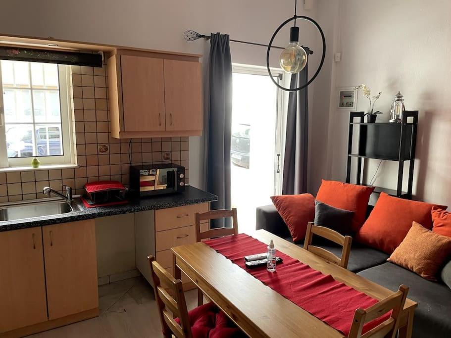 אתונה Comfy Apartment With Low Ceiling Attic מראה חיצוני תמונה