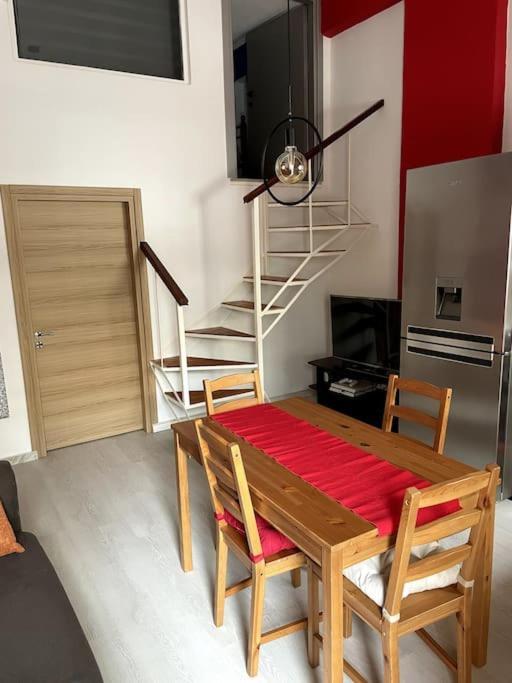 אתונה Comfy Apartment With Low Ceiling Attic מראה חיצוני תמונה